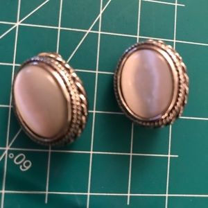 𝅺silver tone clip earrings w/ pearl detail approximately 1”